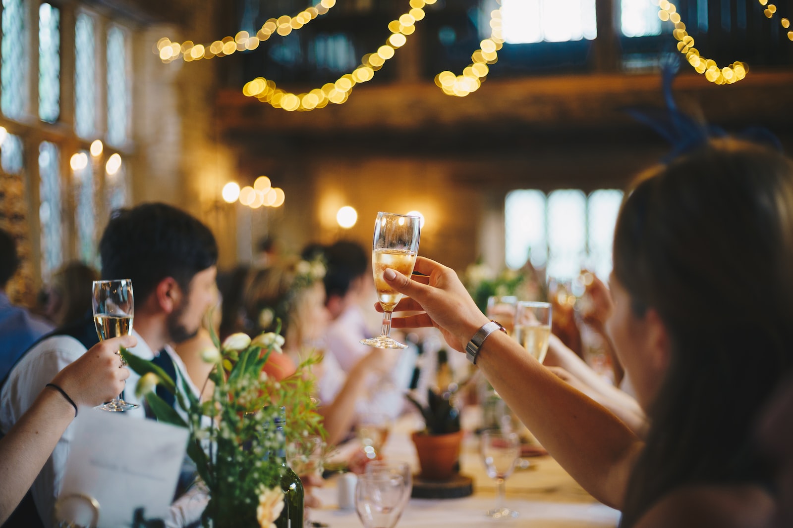 Photo par Al Elmes people raising wine glass in selective focus photography