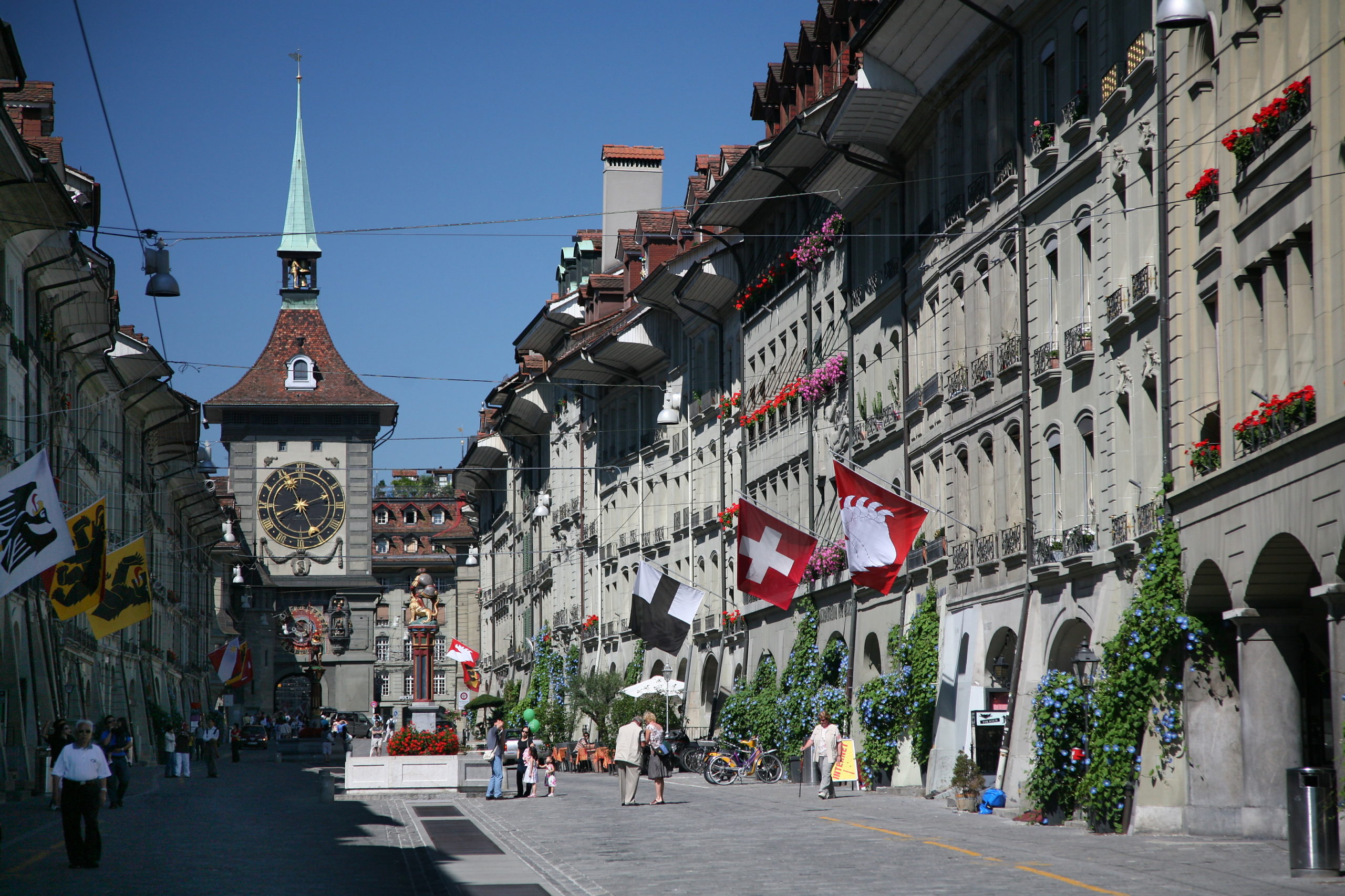 File:CH Bern Kramgasse.jpg canal between buildings during nighttime