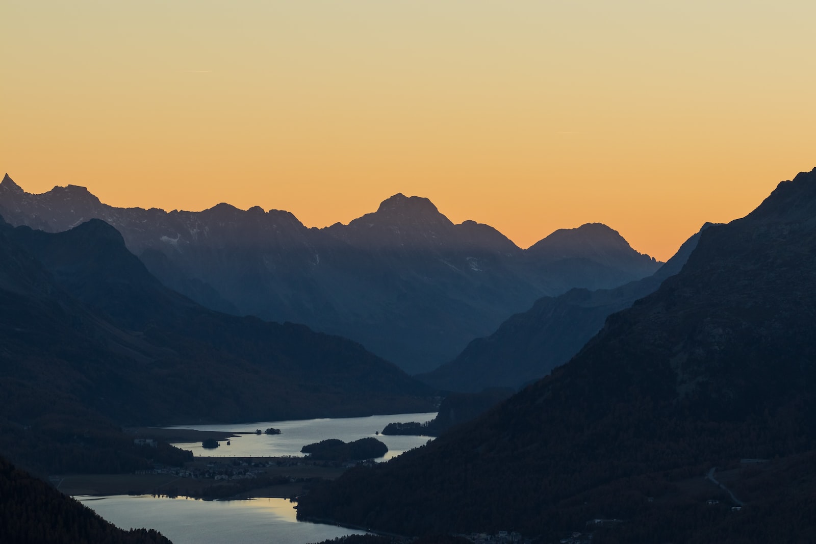 Photo by Joel Ambass river between mountains